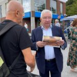 30.08.2022. Końskie. Targowica. Poseł Krzysztof Lipiec z działaczami Prawa i Sprawiedliwości rozdawał gazetę „Polska Ziemia” i rozmawiał o problemach mieszkańców / Fot. Adam Kubka