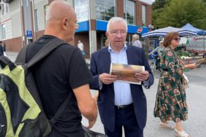 30.08.2022. Końskie. Targowica. Poseł Krzysztof Lipiec z działaczami Prawa i Sprawiedliwości rozdawał gazetę „Polska Ziemia” i rozmawiał o problemach mieszkańców / Fot. Adam Kubka