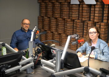 24.08.2022. Kielce. Punkty Widzenia. Na zdjęciu (od lewej): Bartosz Stemplewski - dyrektor Wojewódzkiego Szpiatala Zespolonego w Kielcach, Iwona Murawska - Radio Kielce / Fot. Sebastian Kalwat - Radio Kielce