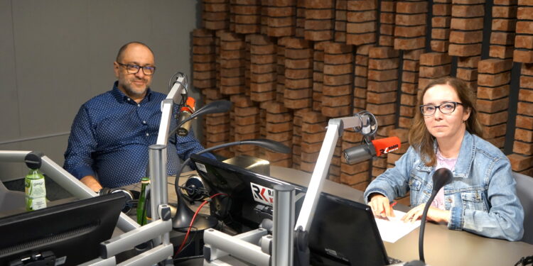 24.08.2022. Kielce. Punkty Widzenia. Na zdjęciu (od lewej): Bartosz Stemplewski - dyrektor Wojewódzkiego Szpiatala Zespolonego w Kielcach, Iwona Murawska - Radio Kielce / Fot. Sebastian Kalwat - Radio Kielce