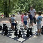 03.08.2022. Kielce. Park Miejski. Wakacyjna Szkoła Szachowa Radia Kielce / Fot. Rafał Szymczyk - Radio Kielce
