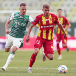 06.08.2022. Gdańsk. Mecz Lechia Gdańsk - Korona Kielce. Na zdjęciu: Maciej Gajos (z lewej) i Adrian Danek (z prawej) / Fot. PAP - Jan Dzban
