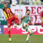 06.08.2022. Gdańsk. Mecz Lechia Gdańsk - Korona Kielce. Na zdjęciu: zawodnik Lechii Gdańsk Kacper Sezonienko (w środku) i Miłosz Trojak (z lewej) z Korony Kielce podczas meczu piłkarskiej ekstraklasy / Fot. PAP - Jan Dzban