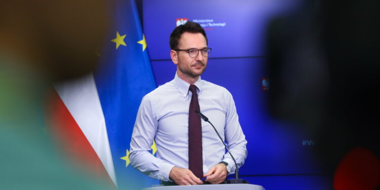 Zakaz wzywania obywateli do urzędów? - Radio Kielce 16.08.2022. Warszawa. Minister rozwoju i technologii Waldemar Buda podczas briefingu prasowego nt. najnowszych inicjatyw MRiT mających na celu zmniejszenie biurokracji w urzędach / Fot. PAP - Rafał Guz