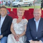 06.08.2022. Łopuszno. „Impresje Łopuszańskie”. Na zdjęciu (od lewej): Mitrosław Gębski - starosta kielecki, Izabela Marcisz - wójt Łopuszna, poseł Krzysztof Lipiec / Fot. Paulina Michta