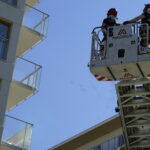 05.08.2022. Kielce. Strażacy uwolnili zazakleszczonego w barierkach gołębia / Fot. Piotr Kwaśniewski - Radio Kielce