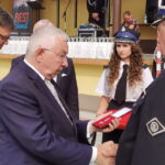 20.08.2022. Oleszno. Jubileusz 100-lecia Orkiestry Dętej OSP w Olesznie. Na zdjęciu (od lewej): Dariusz Czechowski - starosta włoszczowski, poseł Krzysztof Lipiec i kapelmistrz Czesław Cieślik. / Fot. OSP Oleszno