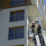 05.08.2022. Kielce. Strażacy uwolnili zazakleszczonego w barierkach gołębia / Fot. Piotr Kwaśniewski - Radio Kielce