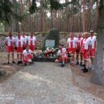 II Rajd Rowerowy im. Westerplatczyków. Grupa Grzegorza Skiby przy pomniku majora Henryka Dobrzańskiego „Hubala” w Anielinie / Fot. archiwum prywatne