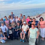 Sarbinowo. Obóz rehabilitacyjny dla osób niepełnosprawnych. Na zdjęciu: senator Krzysztof Słoń z uczestnikami obozu / Fot. archiwum Krzysztofa Słonia