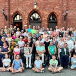 Sarbinowo. Obóz rehabilitacyjny dla osób niepełnosprawnych. Na zdjęciu: senator Krzysztof Słoń z uczestnikami obozu / Fot. archiwum Krzysztofa Słonia