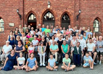 Sarbinowo. Obóz rehabilitacyjny dla osób niepełnosprawnych. Na zdjęciu: senator Krzysztof Słoń z uczestnikami obozu / Fot. archiwum Krzysztofa Słonia