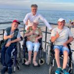 Sarbinowo. Obóz rehabilitacyjny dla osób niepełnosprawnych. Na zdjęciu: senator Krzysztof Słoń z uczestnikami obozu / Fot. archiwum Krzysztofa Słonia