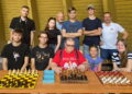 23.08.2022. Kielce. Park Miejski. Wakacyjna Szkoła Szachowa Radia Kielce. Na zdjęciu Lech Łysak z Integracyjnego Klubu Sportowego „Debiut” Stąporków - uczestnicy szkoły szachowej. Fot. Rafał Szymczyk - Radio Kielce