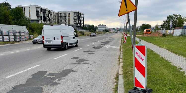 06.08.2022. Kielce. Przygotowania do zmiany organizacji ruchu na ulicy Szajnowicza-Iwanowa / Fot. Wiktor Taszłow - Radio Kielce