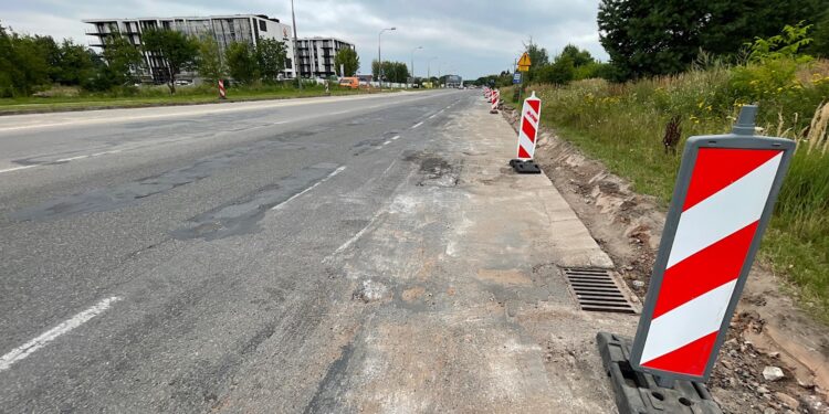 06.08.2022. Kielce. Przygotowania do zmiany organizacji ruchu na ulicy Szajnowicza-Iwanowa / Fot. Wiktor Taszłow - Radio Kielce