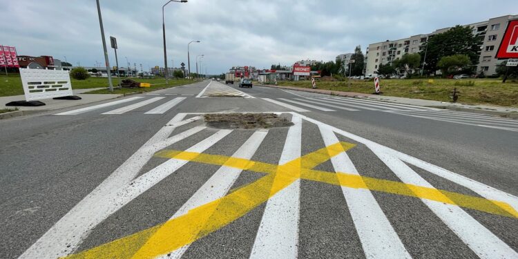 06.08.2022. Kielce. Przygotowania do zmiany organizacji ruchu na ulicy Szajnowicza-Iwanowa / Fot. Wiktor Taszłow - Radio Kielce