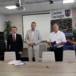 04.08.2022. Tuczępy. Podpisanie umowy z wykonawcą 2-kilometrowego odcinka sieci kanalizacyjnej w Nizinach wraz z oczyszczalnią ścieków. Na zdjęciu (od lewej): Joanna Ogórek - skarbnik gminy Tuczępy, Jacek Wilk - wójt gminy Tuczępy, poseł Michał Cieślak, Kazimierz Czapka - firma Santex z Sędziszowa i wykonawca zadania, Radosław Szlichta - inspektor nadzoru budowlanego