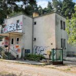 22.08.2022. Kielce. Niszczejąca willa dowódcy 4. Pułku Piechoty Legionów Bukówce / Fot. Wiktor Taszłow - Radio Kielce