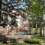 22.08.2022. Kielce. Niszczejąca willa dowódcy 4. Pułku Piechoty Legionów Bukówce / Fot. Wiktor Taszłow - Radio Kielce