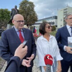 14.08.2022. Kielce. Obchody Dnia Czynu Chłopskiego. Na zdjęciu (od lewej): Piotr Zgorzelski - wicemarszałek Sejmu, Agata Binkowska - radny do sejmiku wojewódzkiego, Adam Jarubas - poseł do Parlamentu Europejskiego/ Fot. Michał Kita - Radio Kielce