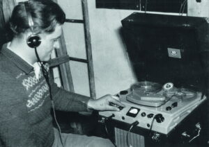 Technik Henryk Kamiński podczas nagrania za pomocą „przenośnego” (40 kg) magnetofonu EMI TR-50