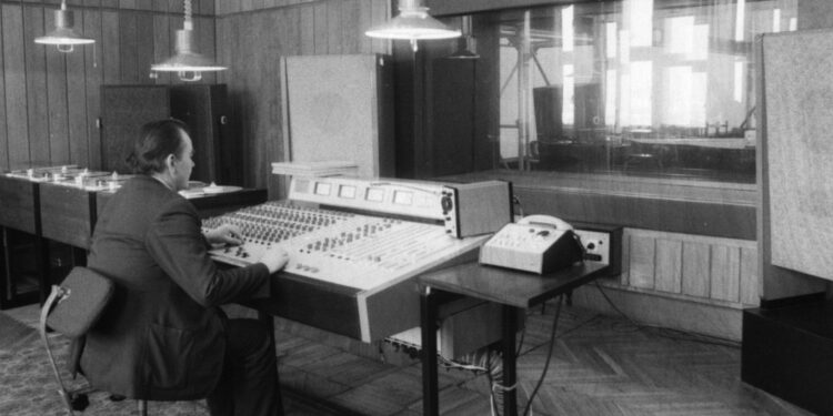 Redaktor Czesław Kussal podczas realizacji audycji