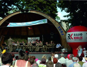 2008 rok. Kielecki Park Miejski. Wakacyjny koncert Radia Kielce „Tak Gra Orkiestra Wojskowa”