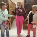 03.09.2022. Sandomierz. Zwiedzanie Miejskiej Biblioteki Publicznej w Sandomierzu. Na zdjęciu (od lewej): Halina Loryś, Małgorzata Rzeszowiak - bibliotekarka i Grażyna Rękas / Fot. Grażyna Szlęzak