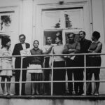 1969 rok. Na tyłach budynku rozgłośni przy ulicy Świerczewskiego. Na zdjęciu: redaktor Maria Olkuśnik (druga z lewej), redaktor Zdzisława Wierciakowa (druga z prawej), redaktor Jarosław Kołodziej (trzeci z prawej) i goście radia