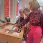 03.09.2022. Sandomierz. Zwiedzanie Miejskiej Biblioteki Publicznej w Sandomierzu. Na zdjęciu (od lewej): Grażyna Rękas, Halina Loryś i Małgorzata Rzeszowiak - bibliotekarka / Fot. Grażyna Szlęzak