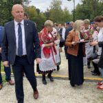 25.09.2022. Szydłów. II Wojewódzki Przegląd Zespołów Śpiewaczych. Na zdjęciu (od lewej): Paweł Krakowiak - radny sejmiku, Andrzej Tuz - burmistrz Szydłowa / Fot. Grażyna Szlęzak - Radio Kielce