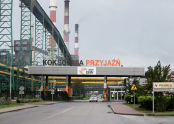 22.09.2022. Dąbrowa Górnicza. Wjazd na teren Koksowni Przyjaźń. Na terenie należącej do Jastrzębskiej Spółki Węglowej Koksowni Przyjaźń doszło do wybuchu. Sześć osób zostało rannych, doznali głównie poparzeń / Fot. Tomasz Wiktor - PAP