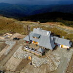 23.09.2022. Połonina Wetlińska. Nowe schronisko turystyczne w Bieszczadach. Obiekt zajął miejsce popularnej "Chatki Puchatka”. / Fot. Darek Delmanowicz - PAP