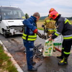 25.09.200. Faściszowa. Miejsce czołowego zderzenia busa wiozącego dzieci i samochodu osobowego. Pasażerowie busa odnieśli niegroźne obrażenia, a kierowca skody trafił do szpitala / Fot. Paweł Topolski - PAP