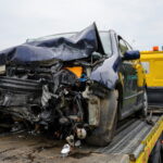 25.09.200. Faściszowa. Miejsce czołowego zderzenia busa wiozącego dzieci i samochodu osobowego. Pasażerowie busa odnieśli niegroźne obrażenia, a kierowca skody trafił do szpitala / Fot. Paweł Topolski - PAP