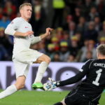 25.09.2022. Walia, Cardiff. Zawodnik reprezentacji Polski Karol Świderski strzela bramkę na 0:1 podczas meczu grupy A4 piłkarskiej Ligi Narodów / Fot. Leszek Szymański - PAP