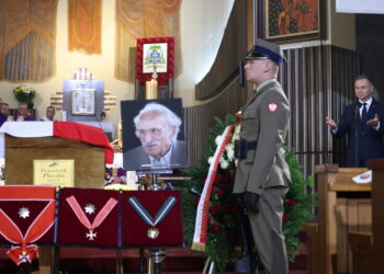 29.09.2022. Warszawa. Uroczystości pogrzebowe Franciszka Pieczki. Prezydent RP Andrzej Duda (z prawej) przemawia podczas mszy żałobnej w kościele pw. Najświętszego Serca Pana Jezusa w Warszawie Falenicy / Fot. Leszek Szymański - PAP