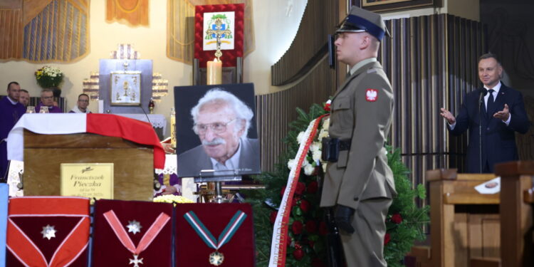 29.09.2022. Warszawa. Uroczystości pogrzebowe Franciszka Pieczki. Prezydent RP Andrzej Duda (z prawej) przemawia podczas mszy żałobnej w kościele pw. Najświętszego Serca Pana Jezusa w Warszawie Falenicy / Fot. Leszek Szymański - PAP