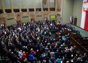 29.09.2022. Warszawa. Posłowie na sali plenarnej podczas posiedzenia Sejmu / Fot. Radek Pietruszka - PAP