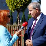 07.09.2022. Rytwiany. Otwarcie drogi powiatowej do Pustelni Złotego Lasu. Na zdjęciu: Grażyna Szlęzak- Radio Kielce i Józef Żółciak - starosta staszowski / Fot. Jan Mazanka - Starostwo Powiatowe w Staszowie