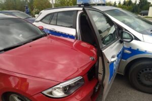 18.09.2022. Rytwiany. Kierowca BMW uderzył w radiowóz / Fot. świętokrzyska policja