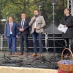 25.09.2022. Szydłów. II Wojewódzki Przegląd Zespołów Śpiewaczych. Na zdjęciu (od lewej): Paweł Krakowiak - radny sejmiku, Andrzej Tuz- burmistrz Szydłowa, Leszek Guzal - wicestarosta staszowski, Dominik Rożek - Staszowski Ośrodek Kultury / Fot. Grażyna Szlęzak - Radio Kielce