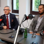 30.09.2022. Kielce. Debata sportowa. Na zdjęciu (od lewej): Sławomir Stachura - dyrektor Kancelarii Prezydenta Kielc, Kamil Markiewicz - TVP3 Kielce / Fot. Dionizy Krawczyński - Radio Kielce