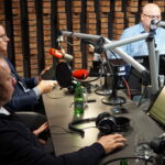 30.09.2022. Kielce. Debata sportowa. Na zdjęciu (od lewej): Tomasz Kęćko - przewodniczący komitetu organizacyjnego 7. Mistrzostw Świata Karate w Kategoriach Wagowych i prezes Kieleckiego Klubu Sportowego Karate, Remigiusz Karpiński - prezes Polskiej Federacji Karate Shinkyokushin, Rafał Szymczyk - Radio Kielce / Fot. Dionizy Krawczyński - Radio Kielce