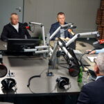 30.09.2022. Kielce. Debata sportowa. Na zdjęciu (od lewej): Kamil Markiewicz - TVP3 Kielce, Sławomir Stachura - dyrektor Kancelarii Prezydenta Kielc, Rafał Szymczyk - Radio Kielce, Remigiusz Karpiński - prezes Polskiej Federacji Karate Shinkyokushin, Tomasz Kęćko - przewodniczący komitetu organizacyjnego 7. Mistrzostw Świata Karate w Kategoriach Wagowych i prezes Kieleckiego Klubu Sportowego Karate / Fot. Dionizy Krawczyński - Radio Kielce