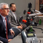 30.09.2022. Kielce. Debata sportowa. Na zdjęciu (od lewej): Sławomir Stachura - dyrektor Kancelarii Prezydenta Kielc, Kamil Markiewicz - TVP3 Kielce / Fot. Dionizy Krawczyński - Radio Kielce