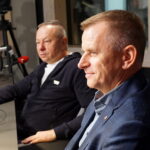 30.09.2022. Kielce. Debata sportowa. Na zdjęciu (od lewej): Tomasz Kęćko - przewodniczący komitetu organizacyjnego 7. Mistrzostw Świata Karate w Kategoriach Wagowych i prezes Kieleckiego Klubu Sportowego Karate, Remigiusz Karpiński - prezes Polskiej Federacji Karate Shinkyokushin, Rafał Szymczyk - Radio Kielce / Fot. Dionizy Krawczyński - Radio Kielce