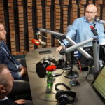 30.09.2022. Kielce. Debata sportowa. Na zdjęciu (od lewej): Tomasz Kęćko - przewodniczący komitetu organizacyjnego 7. Mistrzostw Świata Karate w Kategoriach Wagowych i prezes Kieleckiego Klubu Sportowego Karate, Remigiusz Karpiński - prezes Polskiej Federacji Karate Shinkyokushin, Rafał Szymczyk - Radio Kielce / Fot. Dionizy Krawczyński - Radio Kielce