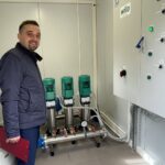 Koniec problemów z wodą w Maksymilianowie - Radio Kielce 20.09.2022. Maksymilianów. Przepompownia. Na zdjęciu: Hubert Żądło - wójt Bałtowa / Fot. Emilia Sitarska - Radio Kielce